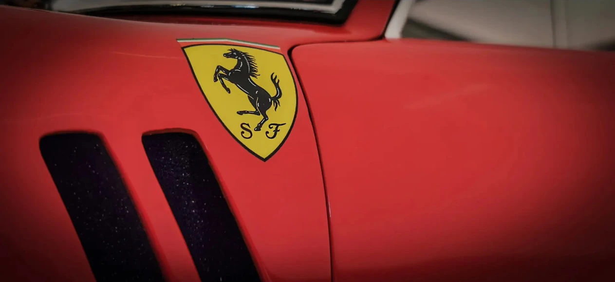 Ferrari 250 GTO 1:8 — Эмблема на крыле