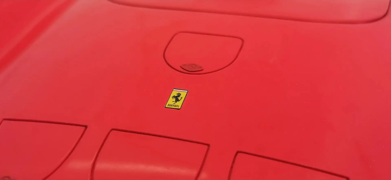 Ferrari 250 GTO 1:8 — Эмблема на капоте